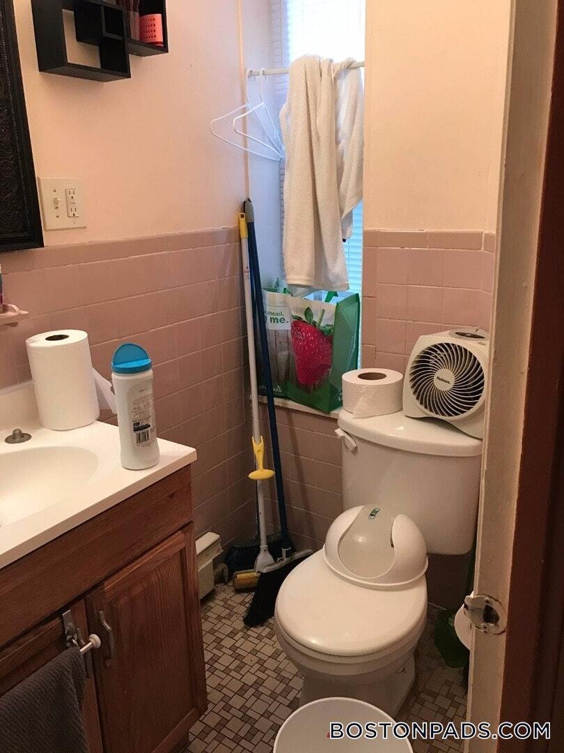 Building Photo - 144 Chelsea St