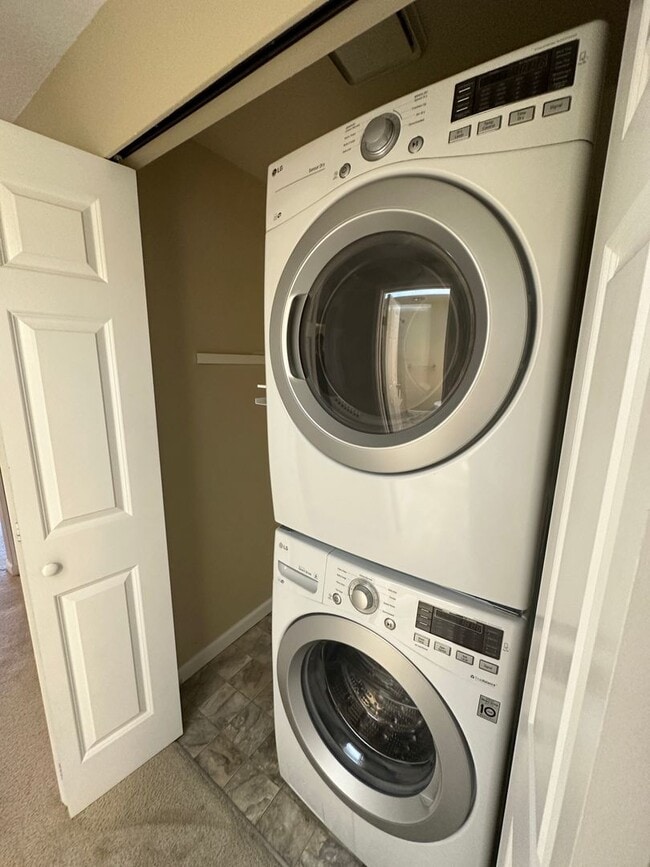 Building Photo - Top Floor 2 bed Condo in Renton available ...