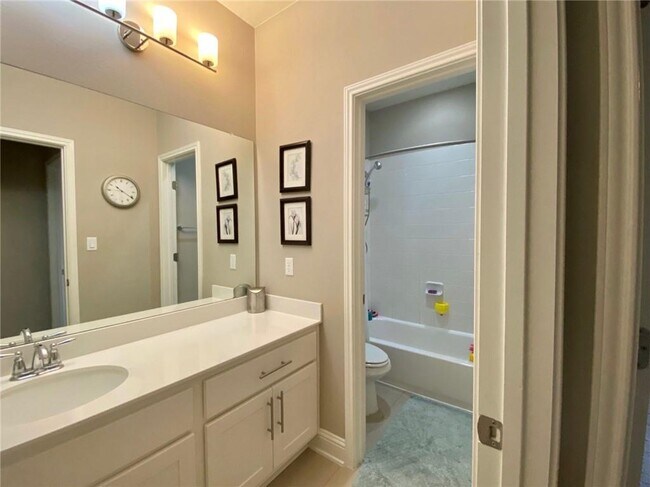 Building Photo - 402 Parkwest Cove