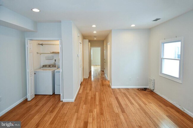 Building Photo - 737 Morton St NW