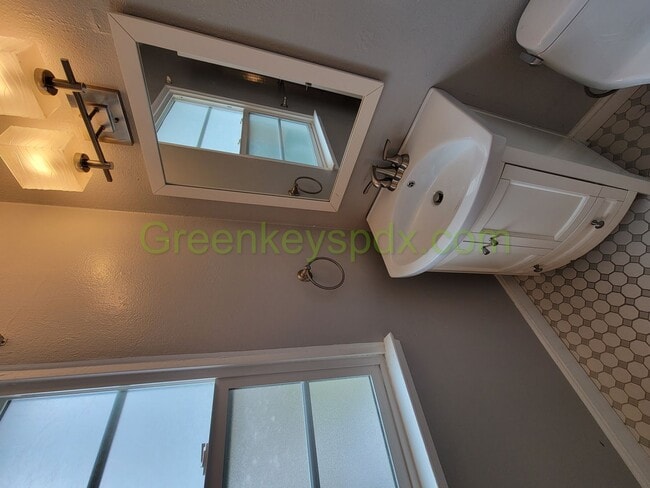 Building Photo - Large 2 Bedroom 1 Bath Unit off Broadway w...