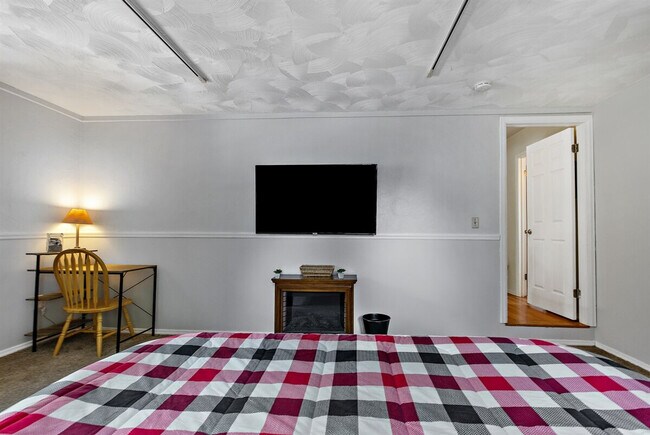 Building Photo - 10 James Dr