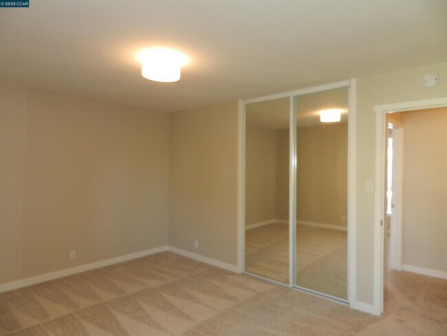 Building Photo - 5519 Roundtree Dr