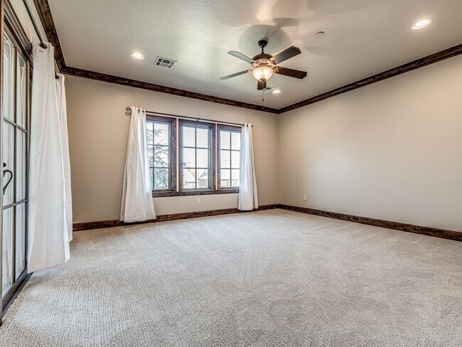 Building Photo - Luxury Townhome in Edmond + Near Rose Cree...