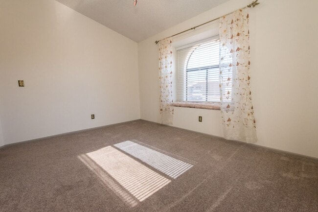 Building Photo - Beautifully Updated 2BR/2BA Home – Near Fort Huachuca