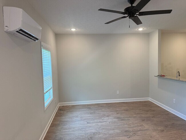 Building Photo - 2 Bed/2.5 Bath Townhome with Garage (Trash Included)