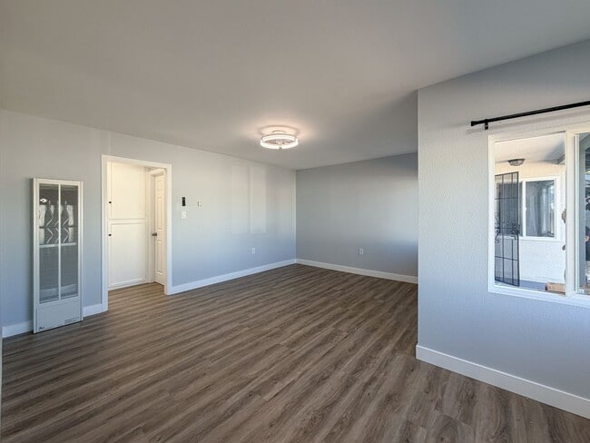 Building Photo - 502-504 E Hemlock- LT