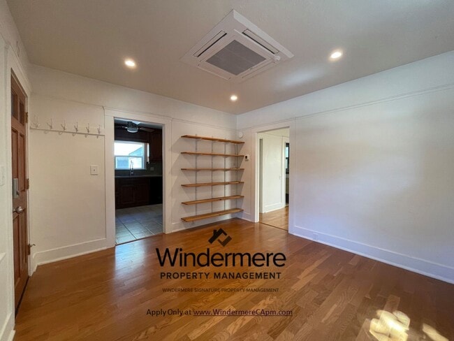 Building Photo - Charming Land Park Bungalow 1x1 with Bonus...