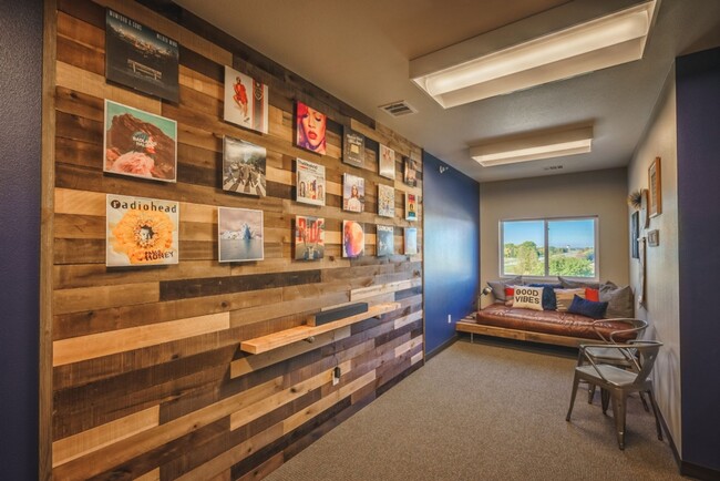 Building Photo - Live the U32 Lifestyle in this 4 Bedroom 2...