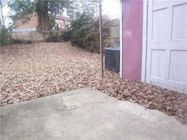 Building Photo - Henrico County Townhouse! 3 beds, 1.5 bath, central laundry, HVAC, parking, all electric!