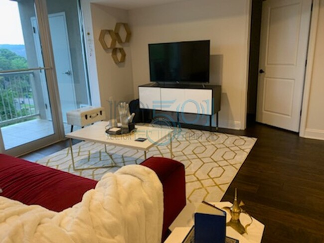 Building Photo - 2 BR 2 BA Luxury Condominium