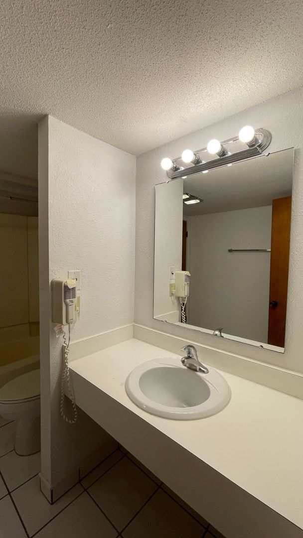 Building Photo - Priced Right!1 Bed 1 Bath Condo in Grenele...