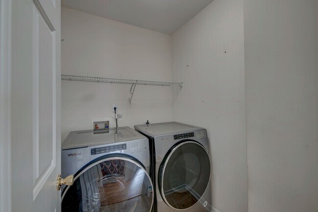 Building Photo - 208 Woodbrook Way