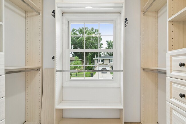 Building Photo - 710 E Valley Ln