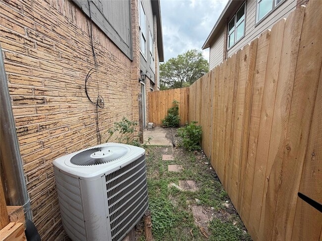 Building Photo - 1210 Southport Dr