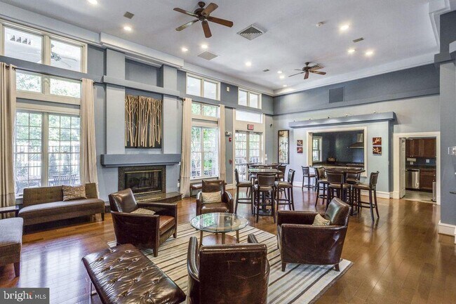 Building Photo - 1984 Crescent Park Dr