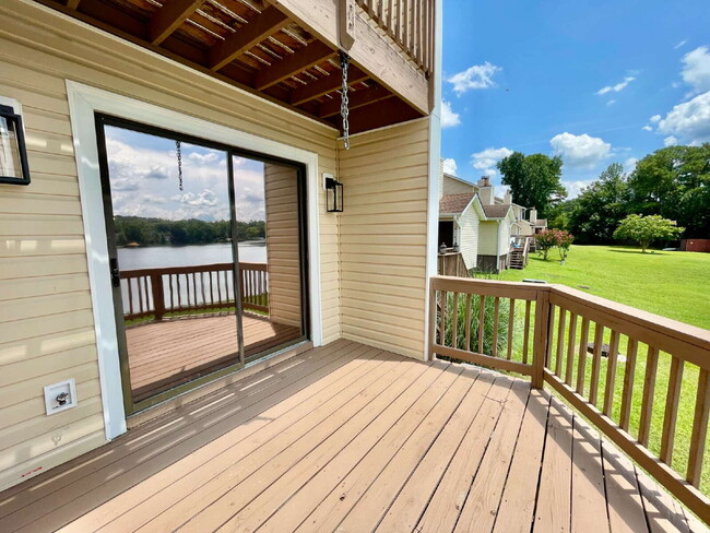 Building Photo - 3-Bed, 3-Bath Townhouse In Lands End