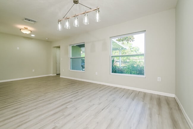 Building Photo - 9612 Pineridge Ave