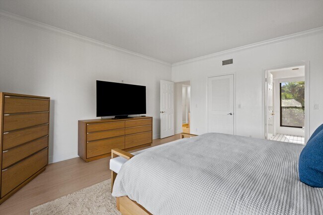 Building Photo - 11842 Pebblewood Dr