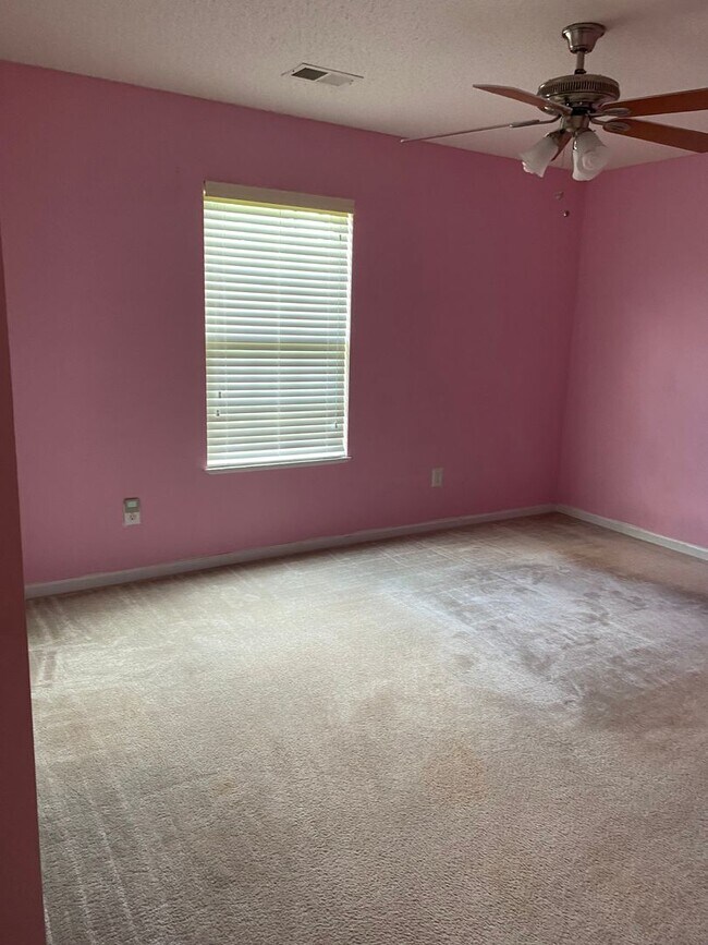 Building Photo - Beautiful 4 Bedroom