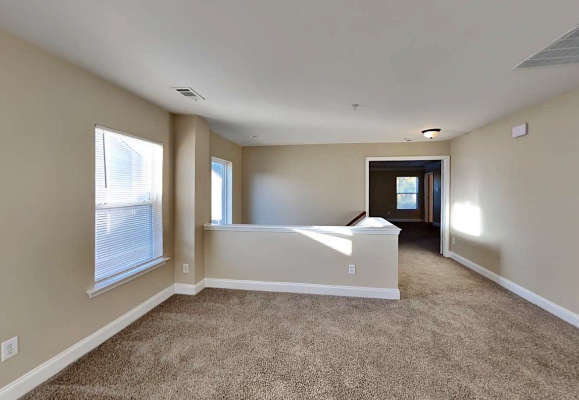 Building Photo - 380 Roseglen Dr NW