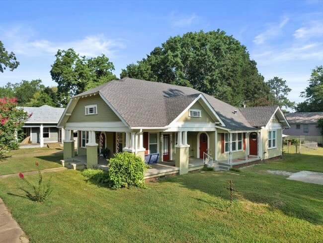 Building Photo - Available Now! Charming, Updated 3-Bedroom...
