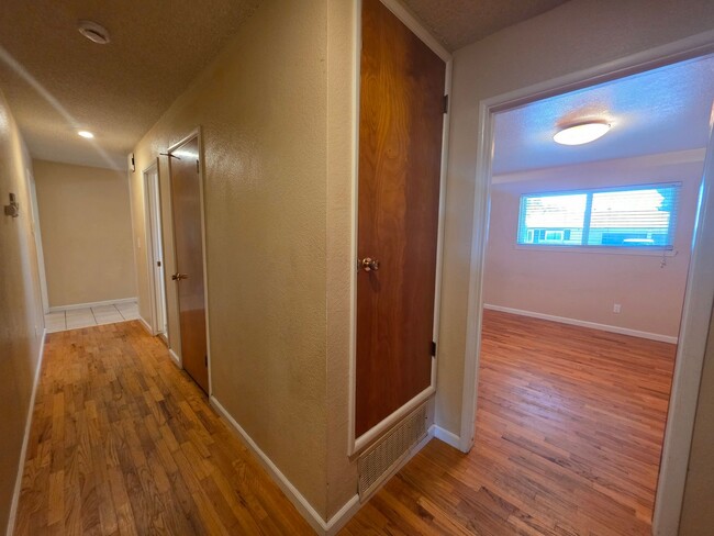Building Photo - Single story home close to freeway access!