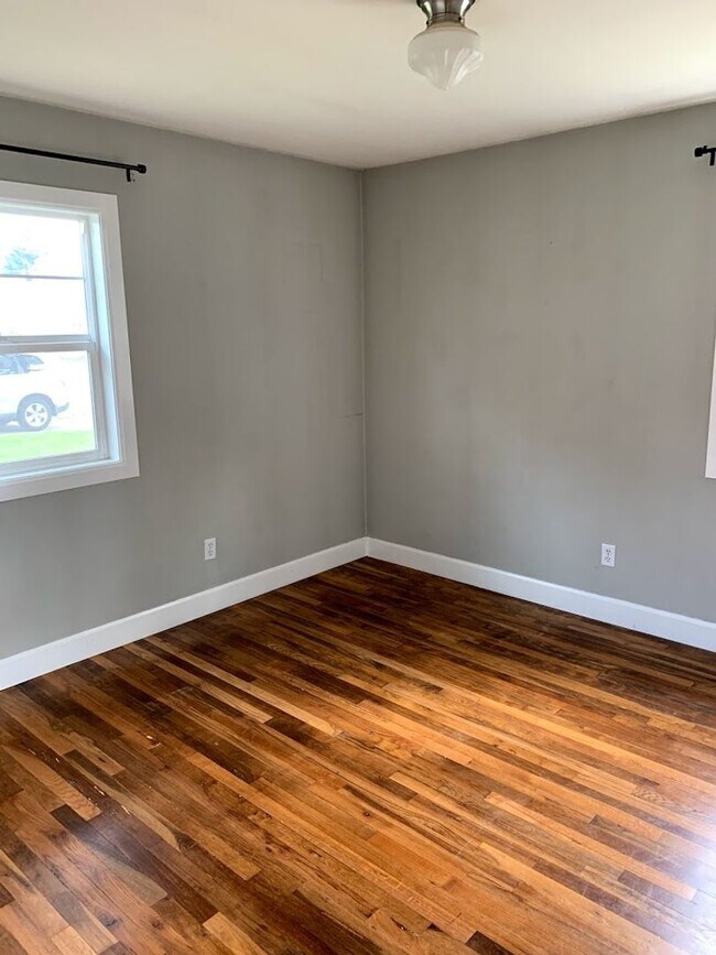 Building Photo - Montavilla 2bd remodeled bungalow. Large k...
