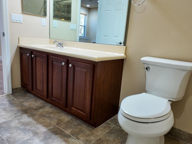 Building Photo - 3 Bedroom 2.5 Bath Single Family home in V...