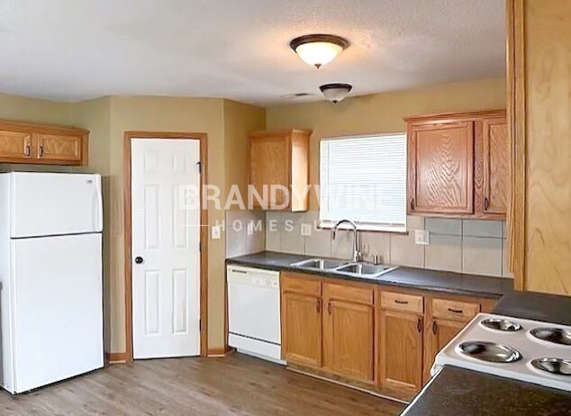 Building Photo - 1002 NE Deer Creek Rd
