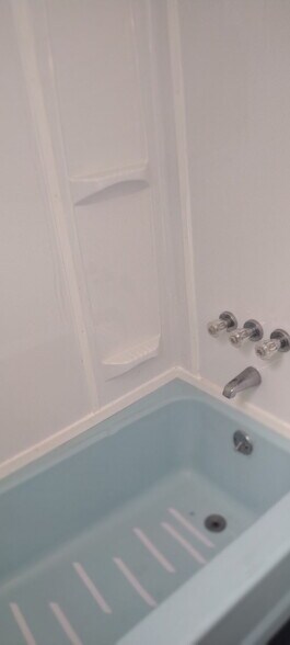 Bathroom - 1607 Derry St