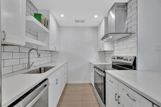 Building Photo - 650 Pinellas Point Dr S