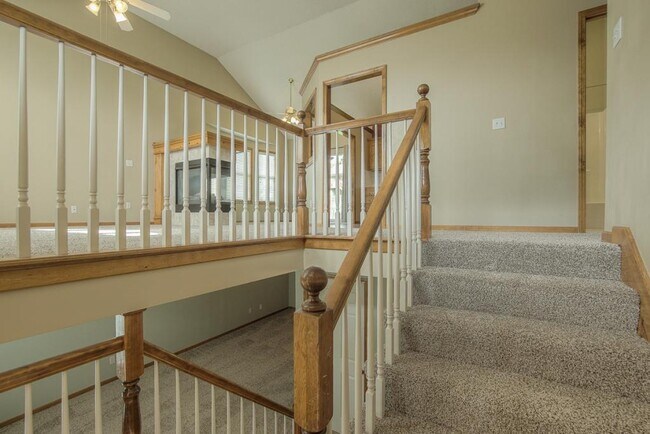 Building Photo - 612 NE Topaz Dr