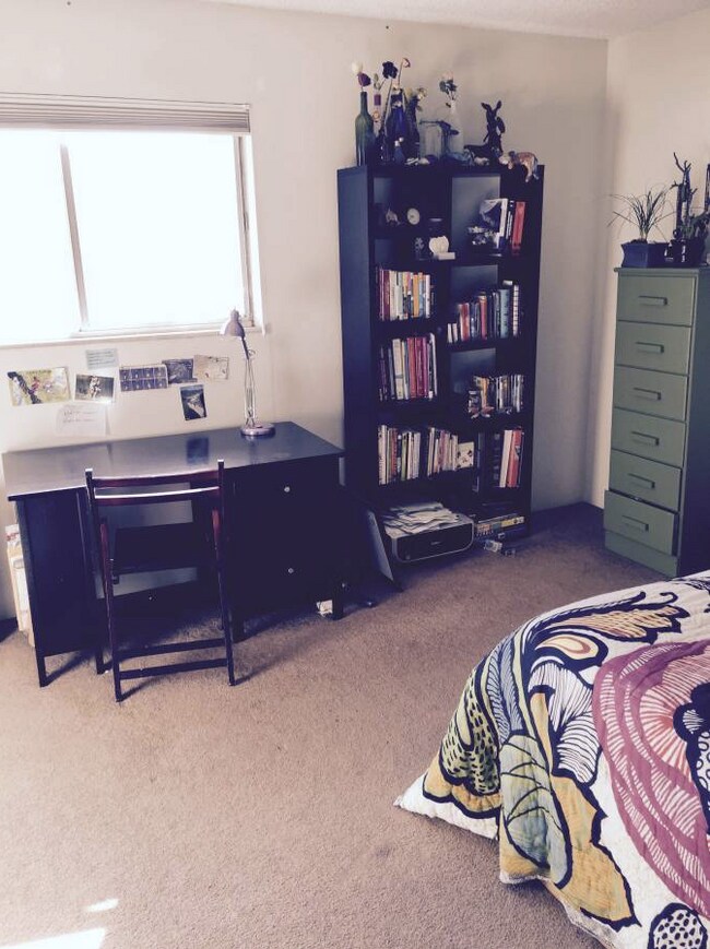 Building Photo - Beautiful 2 Bedroom, 1.5 Bathroom Apartment Available August 1st!