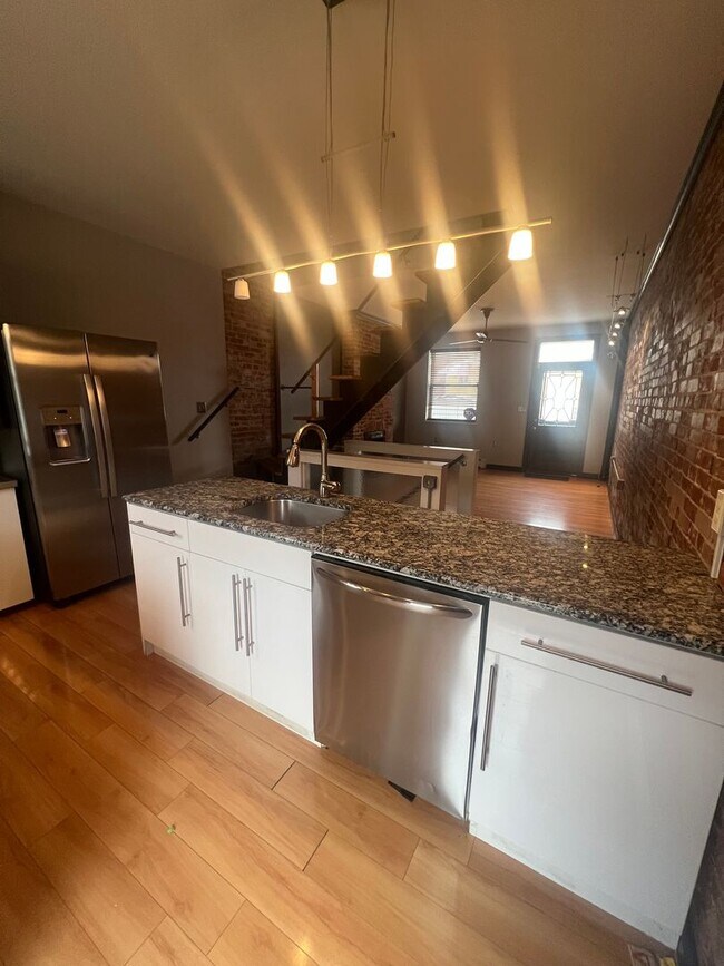 Building Photo - Stylish 2-bedroom modern townhome in the South Side Slopes