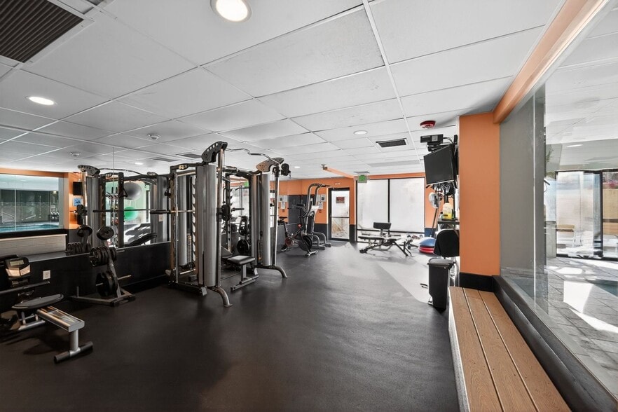 Building Photo - 2 Adams St