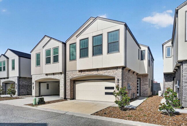 Building Photo - 2926 El Fenice Ln