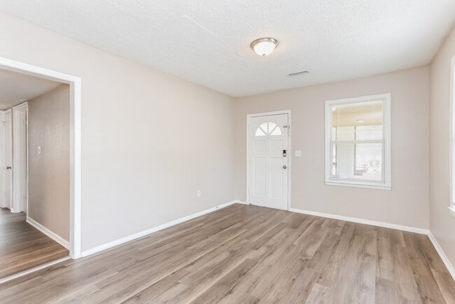 Building Photo - 5360 Colonial Ave