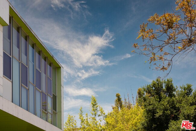 Building Photo - 825 Kings Rd