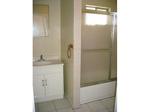 1 of 2 Bathrooms with Tub - 320 Peralta St