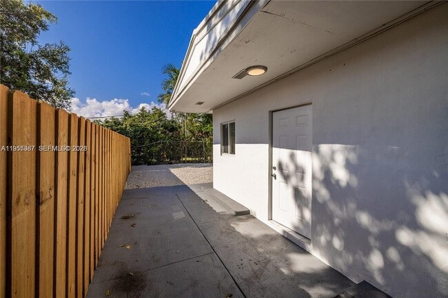 Building Photo - 2729 SW 18th St