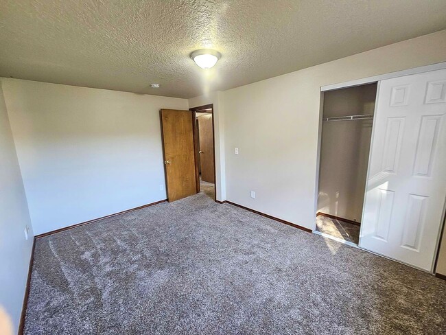 Building Photo - Spacious 2467 sq ft 4 Bedroom 2.5 Bath hom...