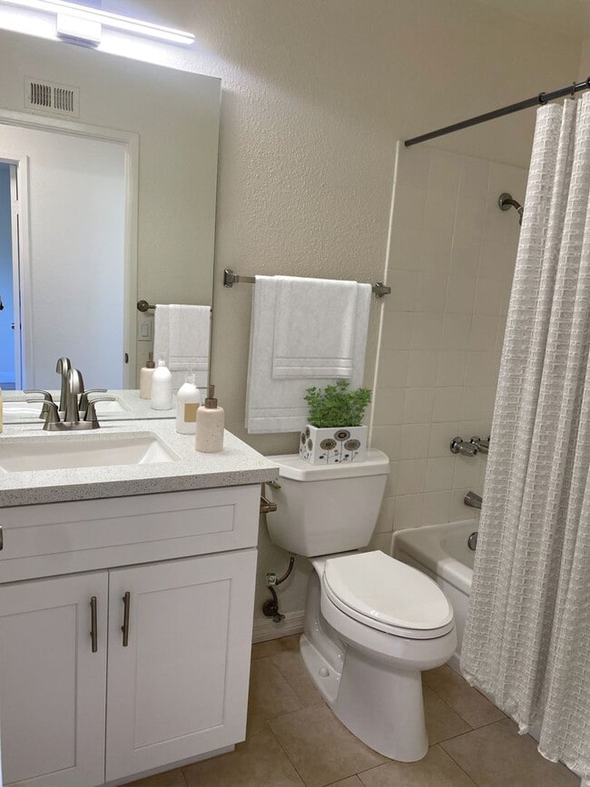 Building Photo - MOVE IN READY - Stunning La Jolla Condo with Space, Style, and Sophistication!