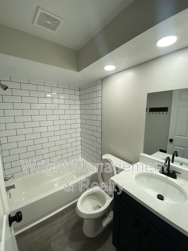 Building Photo - 206 St Petersburg Dr E