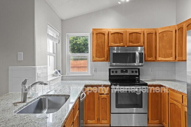 Building Photo - 543 W Bosanka Dr