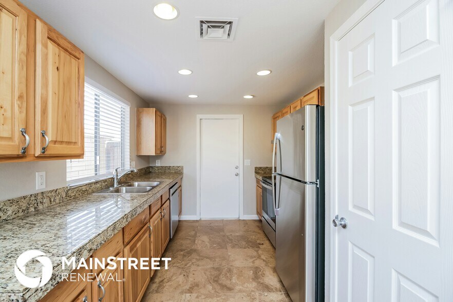 Building Photo - 2114 N Comanche Dr
