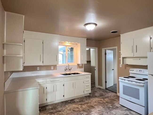 Building Photo - 2Bd/1Ba Single Story House w/ Basement - A...