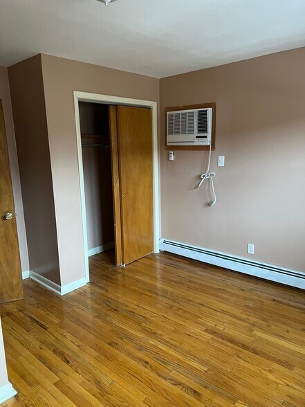 BEDROOM 3 CLOSET - 162 Oakland Ave