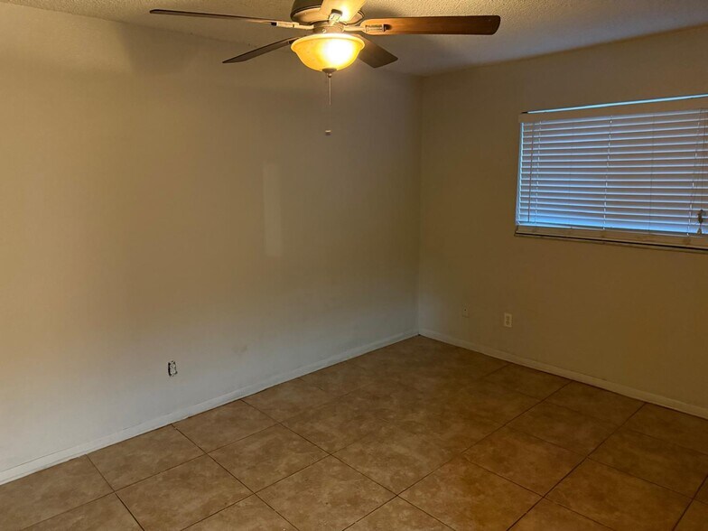 Building Photo - 915 Lake Palms Dr