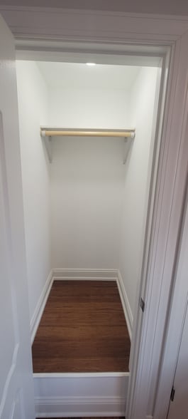 Building Photo - 6119 N Wolcott Ave